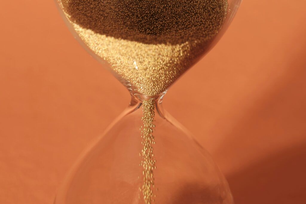 Reloj_Arena_Dorado